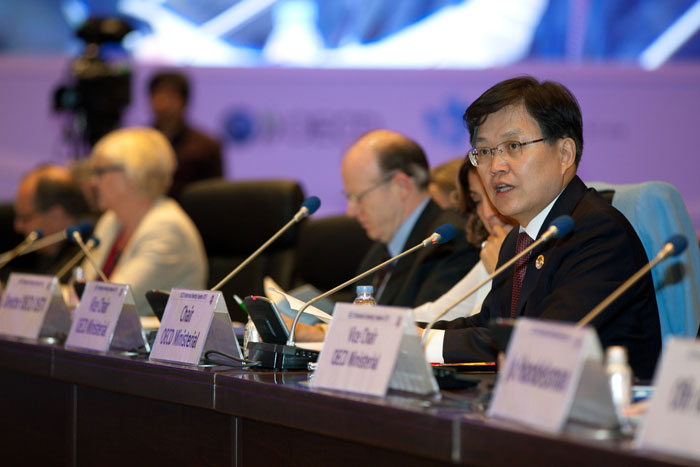 최양희 미래창조과학부 장관이 21일 대전에서 열린‘OECD 과학기술장관회의’에서 대전선언문을 발표하고 있다.