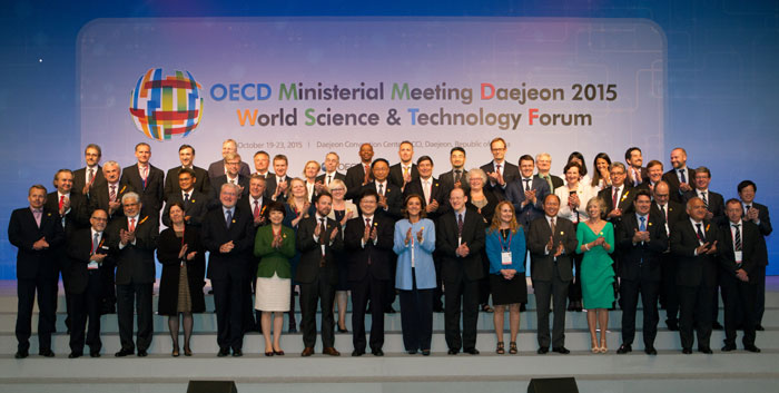 OECD 과학기술장관회의 참석자들이 21일 기념촬영을 하고 있다.