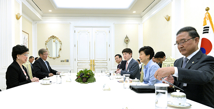 박근혜 대통령이 19일 청와대에서 마가렛 찬 WHO 사무총장을 접견하고 한국의 메르스 대응과정에서의 WHO의 협력과 새로운 감염병에 대한 국제적 공조에 대해 이야기를 나누고 있다. 
