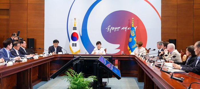 박근혜 대통령이 24일 청와대에서 해외 방역전문가들과 메르스를 포함한 신종감염병에 대한 대응 방안을 논의하고 있다.
