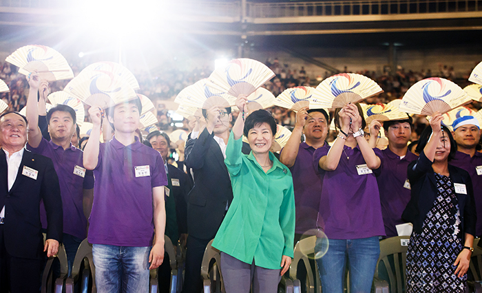 박근혜 대통령이 1일 오후 서울 올림픽공원 체조경기장에서 열린 제17기 민주평화통일자문회의 출범회의에 참석해 부채를 들고 통일준비 한마음 파도타기에 동참하고 있다.
