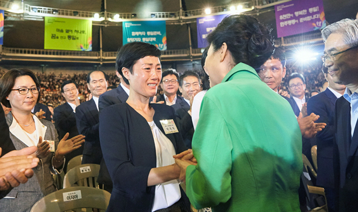 박근혜 대통령이 1일 제17기 민주평화통일자문회의 출범회의에서 북한이탈주민 신혼부부를 격려하고 있다.