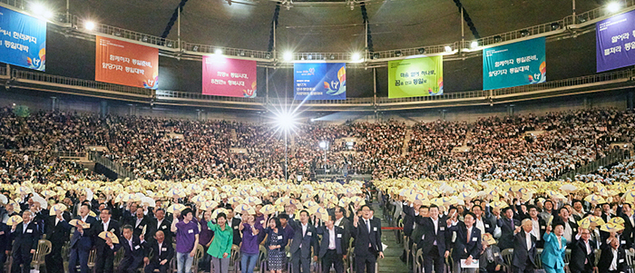 '제17기 민주평화통일자문회의' 출범회의에는 약 12,000여 명의 자문위원과 북한이탈주민 신혼부부 80쌍이 참석했다.