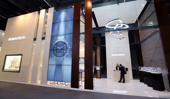 Romanson, with its high-level technology and lineup of creative designs, joins the mainstream of the international watch market at Baselworld 2014, the world’s biggest watch and jewelry exhibition, held in Basel, Switzerland, every March. (photo courtesy of Romanson) 
