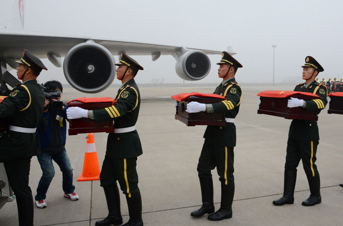 Chinese soldiers transfer the coffins of Chinese soldiers who were killed during the Korean War, part of the hand-over ceremony at Incheon International Airport on March 28. (photo courtesy of the Ministry of National Defense)