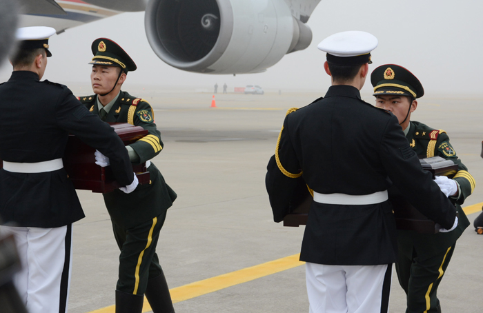 Korean soldiers hand over the remains of 437 fallen Chinese soldiers at Incheon International Airport on March 28. (photo courtesy of the Ministry of National Defense)