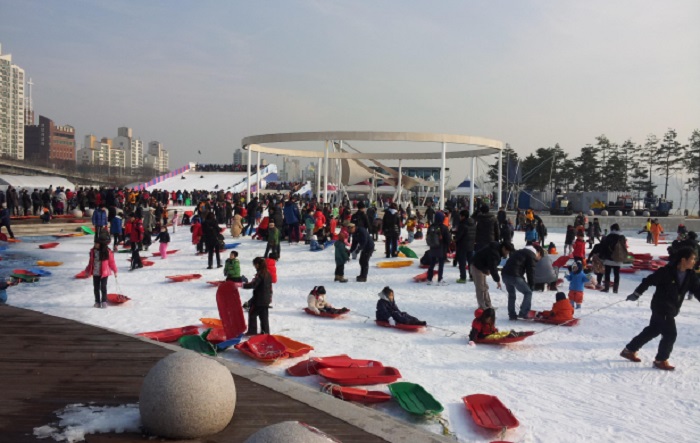 People have fun racing downhill at a sledding hill at the Ttukseom Hangang Park in Gwangjin-gu, Seoul. It opened its doors on December 18. (photo: Seoul Metropolitan Government)