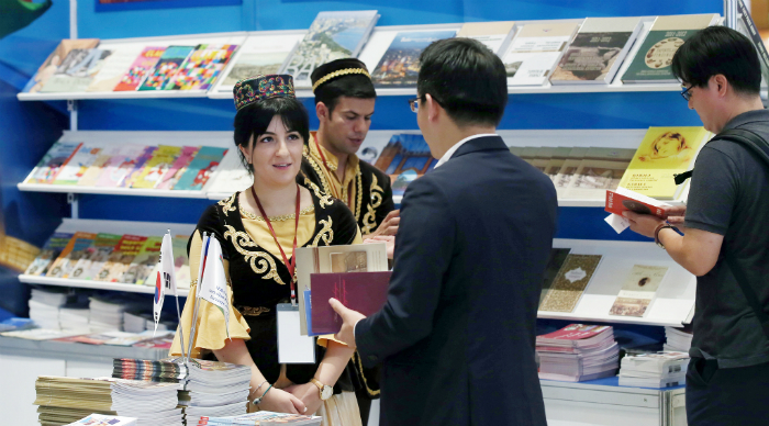 2015 서울국제도서전 방문객들이 아제르바이잔 부스를 둘러보고 있다.
