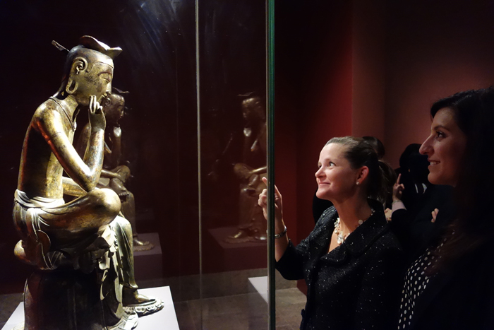 Spectators admire the gilt-bronze Pensive Maitreya Bodhisattva at the opening ceremony. (photo courtesy of the National Museum of Korea)
