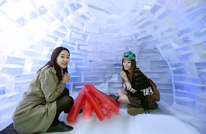 친구와 함께 미술관을 찾은 중국 관람객 세실리아 량(Cecilia Liang)씨(왼쪽)가 이글루 체험을 하고 있다. (사진: 전한)