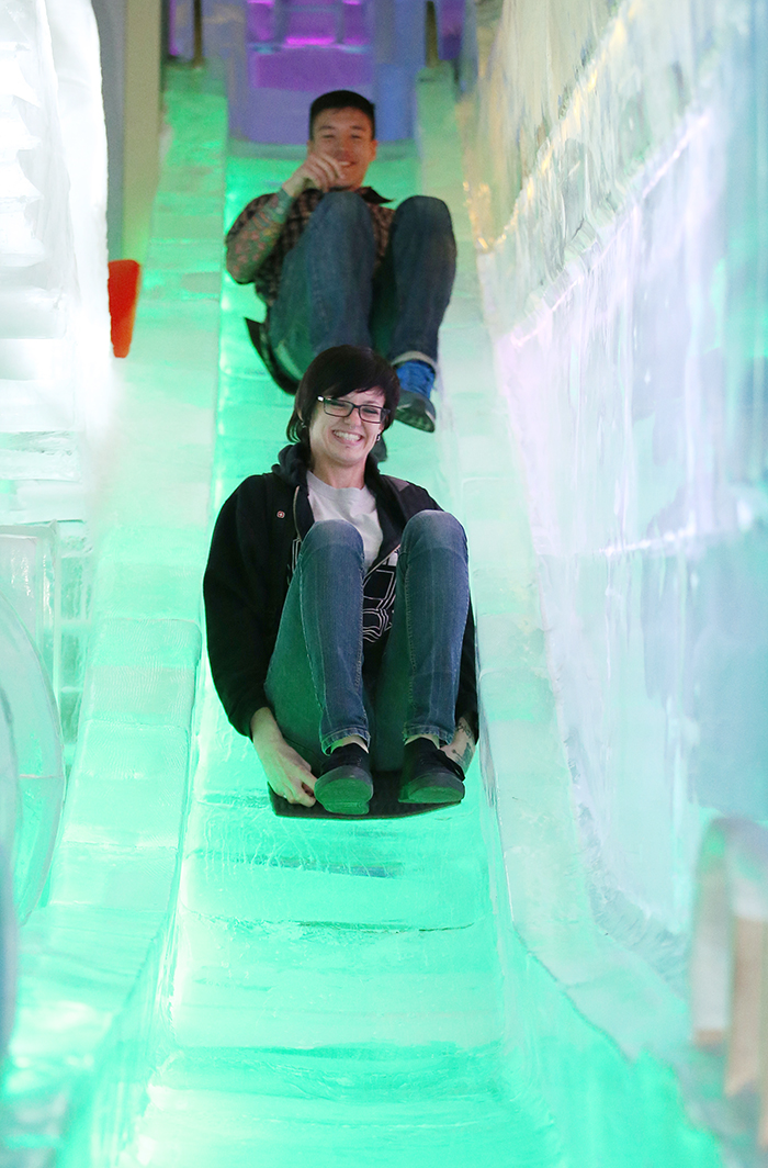 친구와 함께 미술관을 찾은 샘 씨(앞)가 아이스 뮤지엄에서 얼음미끄럼틀을 타고 있다. (사진: 전한)