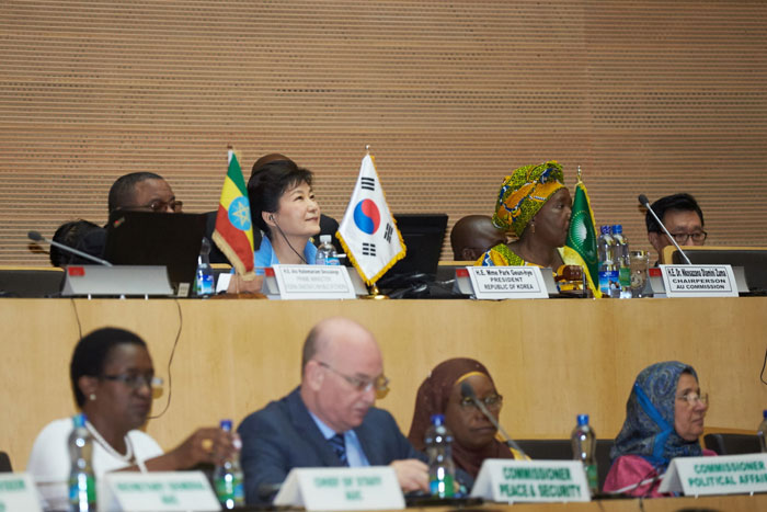 President Park Geun-hye becomes the first Korean head of state to deliver an address at the headquarters of the African Union on May 27 in Addis Ababa.