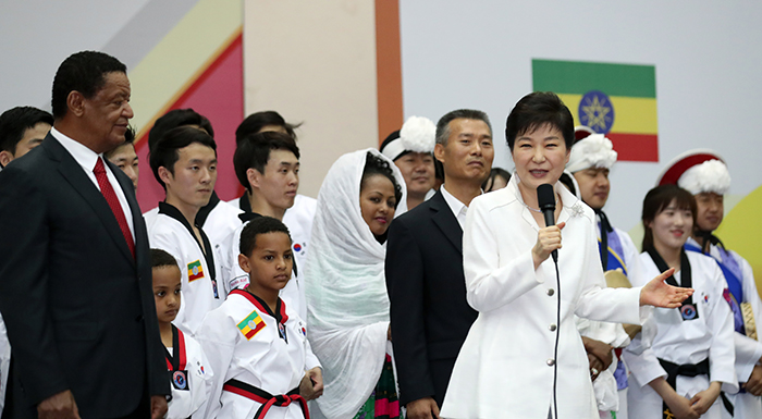 President Park Geun-hye and Ethiopian President Mulatu Teshome address the audience after the ‘K-culture in Ethiopia’ show at Addis Ababa University on May 28. President Park said that Korea and Ethiopia can strengthen their bilateral relationship through cross-cultural exchanges.
