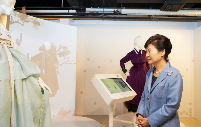 President Park Geun-hye examines a modern article of Hanbok attire at an exhibit at the Korean Cultural Center in New York on Sept. 28.