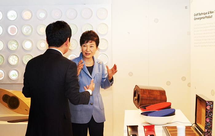 President Park Geun-hye (right) looks around the 'K-Culture experience hall' at the Korean Cultural Center in New York on Sept. 28.