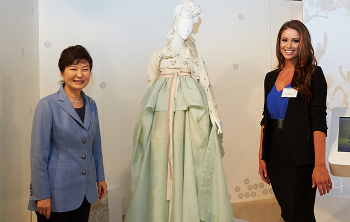 President Park Geun-hye (left) and Nia Sanchez, a PR ambassador for the World Taekwondo Federation, pose for a photo at the Korean Cultural Center in New York on Sept. 30.