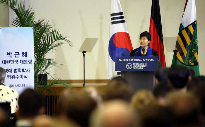 박근혜 대통령(왼쪽)이 드레스덴공대에서 명예법학박사 학위를 수여 받은 후 연설하고 있다. (사진: 청와대)