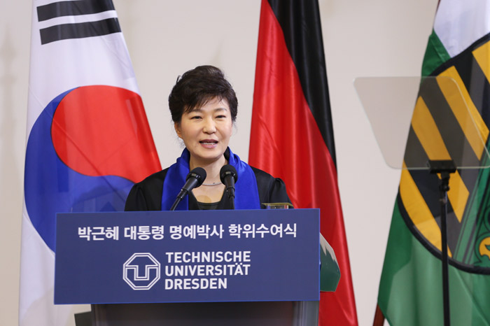 박근혜 대통령이 28일 (현지시간) 드레스덴공대를 방문, 교수. 학생등을 대상으로 통일구상을 밝히고 있다. (사진: 청와대)