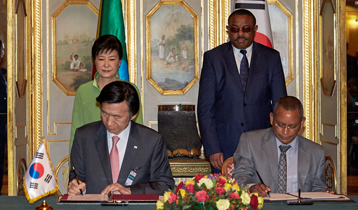 Representatives from the Korean and Ethiopian government sign an MOU covering cooperation on high tech and the ICT sector. President Park Geun-hye (back, left) and Ethiopian Prime Minister Hailemariam Desalegn (back, right) attend the signing ceremony on May 26 in Addis Ababa.