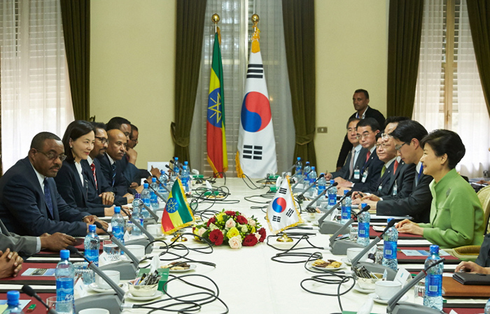 President Park Geun-hye and Ethiopian Prime Minister Hailemariam Desalegn hold summit talks in Addis Ababa on May 26. The two leaders agreed to strengthen cooperation on the economy, trade, infrastructure and development.