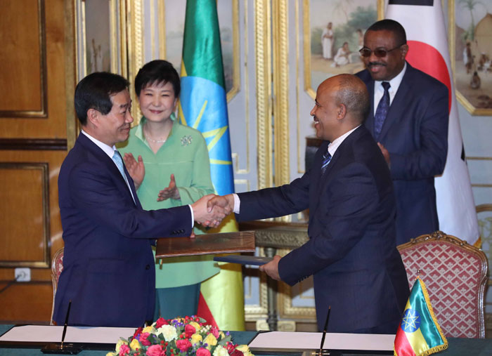 President Park Geun-hye (back, left) and Ethiopian Prime Minister Hailemariam Desalegn (back, right) attend a signing ceremony for an MOU that covers cooperation on national defense, at the presidential palace in Addis Ababa on May 26. 