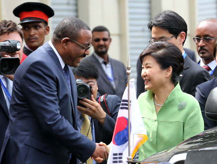 Ethiopian Prime Minister Hailemariam Desalegn (left) welcomes President Park Geun-hye to the presidential palace in Addis Ababa on May 26. 