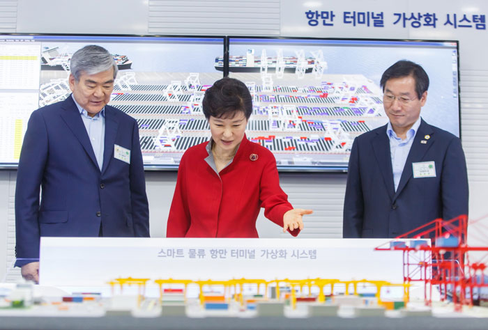 박근혜 대통령(가운데)이 인천 혁신센터 출범식 참석자들과 물류 항만 터미널 가상화 시스템에 대해 대화를 나누고 있다.