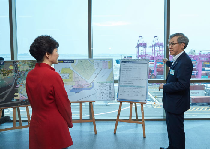 인천신항을 방문한 박근혜 대통령(왼쪽)이 수도권 항만인프라 확충과 빠르고 정확한 스마트 물류 시스템을 갖춘 인천신항 개발계획에 대해 설명을 듣고 있다.