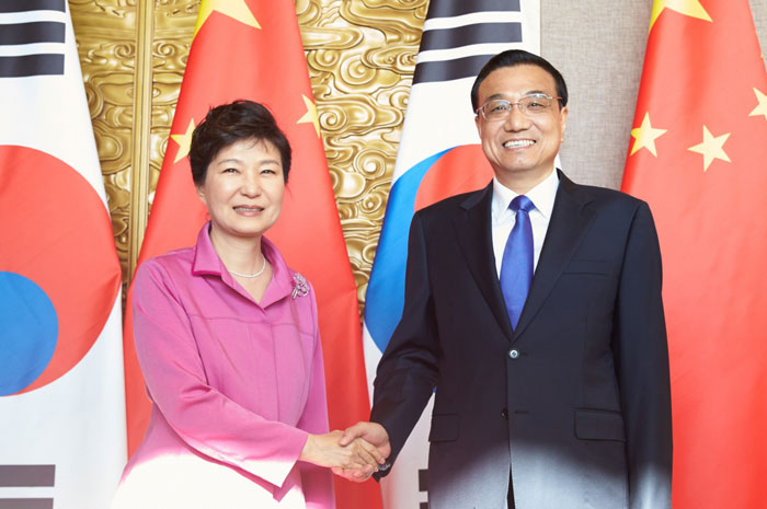 President Park Geun-hye (left) and Chinese Premier Li Keqiang hold bilateral talks in Beijing. The two sides discussed bilateral cooperation, including the Korea-China FTA.
