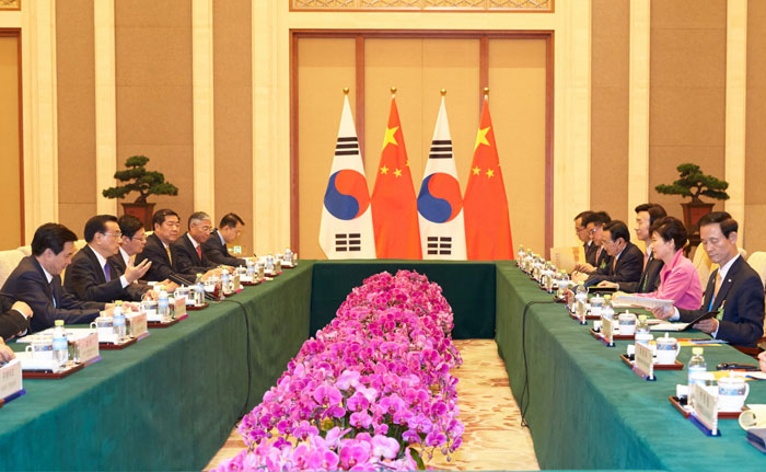  President Park Geun-hye (second from right) and Chinese Premier Li Keqiang hold bilateral talks in Beijing on Sept. 2. The two sides agreed to maximize the effects of the Korea-China FTA and make an effort toward the elimination of non-tariff barriers.