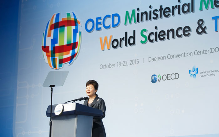 박근혜 대통령은 20일 OECD과학기술 장관회의에서 세계 경제 위기 극복을 위해 과학기술과 창의성을 기반으로 한 과감한 혁신이 필요하다고 강조했다.