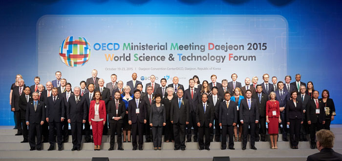박근혜 대통령이 OECD과학기술 장관회의 참석자들과 기념촬영하고 있다.