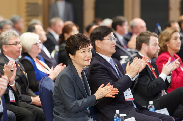 OECD과학기술 장관회의에 참석한 박근혜 대통령이 기조연설을 듣고 있다.