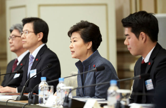 During a policy briefing on Jan. 26, President Park Geun-hye (second from right) said that, ‘Laws and systems need to work actively for the disadvantaged so that they can feel the warmth.’