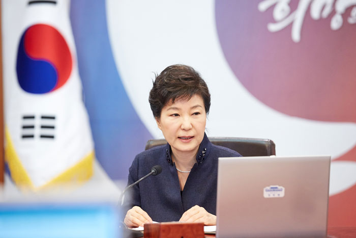 President Park Geun-hye says that North Korea’s plan to fire a missile is a threat to world peace, as well as to that of the Korean Peninsula, and that it should never be accepted. The above photo shows the president during a meeting on Feb. 2.