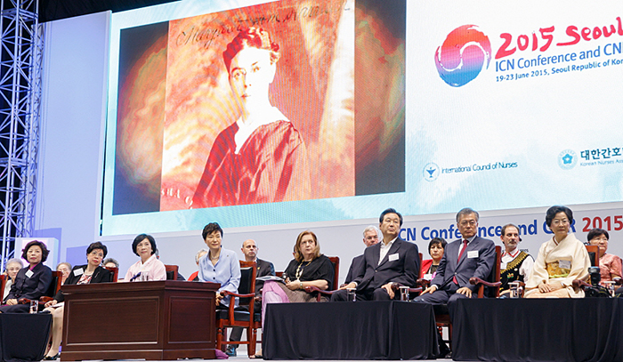 박근혜 대통령이 19일 ‘2015 서울 세계간호사 대회’ 개막식에서 참석자들과 함께 영상물을 보고 있다. 