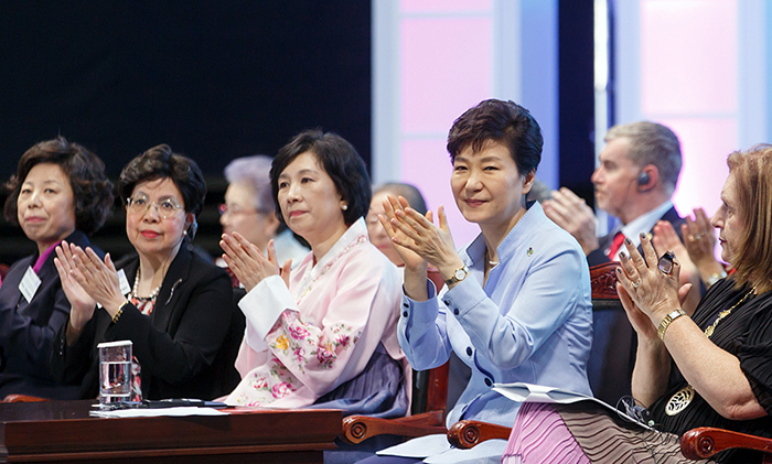 박근혜 대통령이 19일 ‘2015 서울 세계간호사 대회’ 개막식에 참석해 세계 간호사들을 위한 감사의 박수를 보내고 있다. 