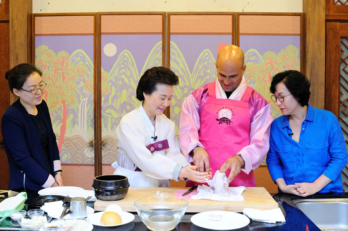 지난해 7월 한국을 방문한 샘 카스(Sam Kass) 백악관 수석주방장에게 한식 요리를 지도하는 윤숙자 교수(왼쪽 두 번째)