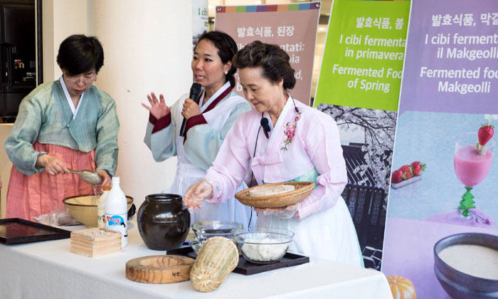 윤숙자 소장이 지난 8월 밀라노 엑스포 한국관에서 한국의 발효음식을 소개하며 전통주 만들기를 시연하고 있다.