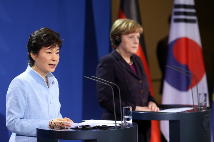 박근혜 대통령(왼쪽)이 26일(현지시간) 베를린에서 앙겔라 메르켈 총리와 정상회담을 마친 뒤 공동기자회견을 하고 있다. (사진: 청와대) 