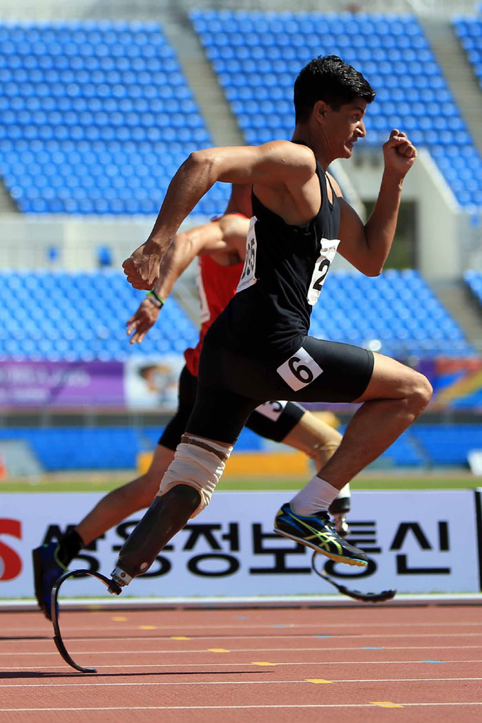 5일 열린 육상 남자 상이군인 100ｍ 결승전에서 선수들이 질주하고 있다.