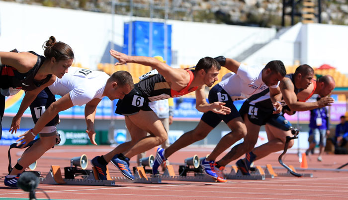 5일 열린 2015 경북문경 세계군인체육대회 육상 상이군인 B등급 100ｍ 결승전에서 선수들이 힘차게 스타트하고 있다.