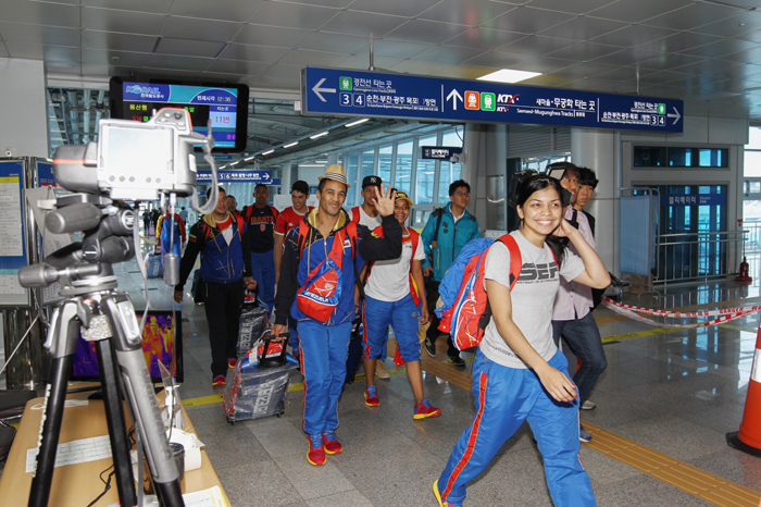  Venezuelan athletes arrive in Gwangju aboard a KTX high-speed train on June 26. 