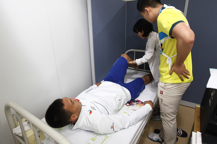 An athlete at the Gwangju Summer Universiade is being examined at the hospital. 