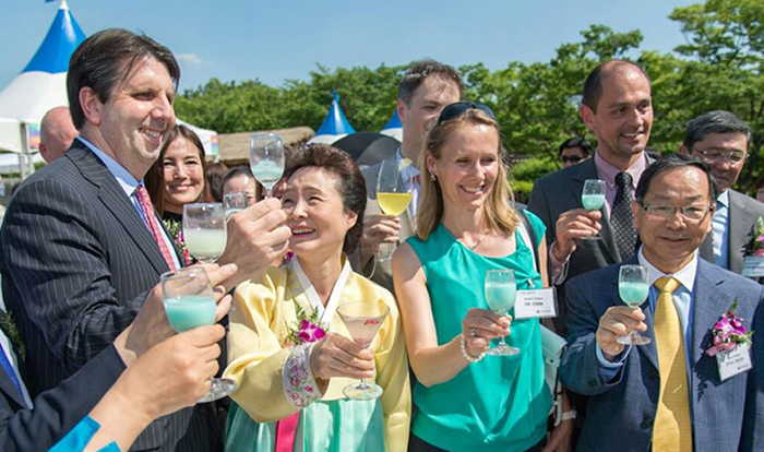 U.S. Ambassador to the Republic of Korea Mark Lippert (left), Korean Food Foundation Chairperson Yoon Sook-ja (second from left) and other dignitaries pose for a photo at the 2016 Korean Traditional Liquor & Food Festival at the Namsangol Hanok Village in Jung-gu District, Seoul, on May 19.