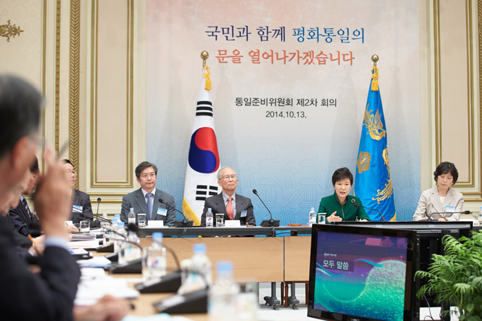 The Presidential Committee for Unification Preparation lays out its post-reunification plans during its second meeting at Cheong Wa Dae on October 13. (photo: Cheong Wa Dae) 