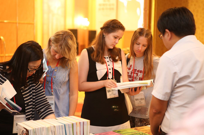 Participants look through teaching material during the seventh World Korean Educators Conference. 