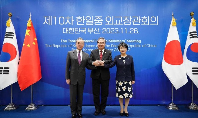 وزراء خارجية كوريا واليابان والصين يتفقون على تسريع الاستعدادات لعقد قمة ثلاثية في أق...