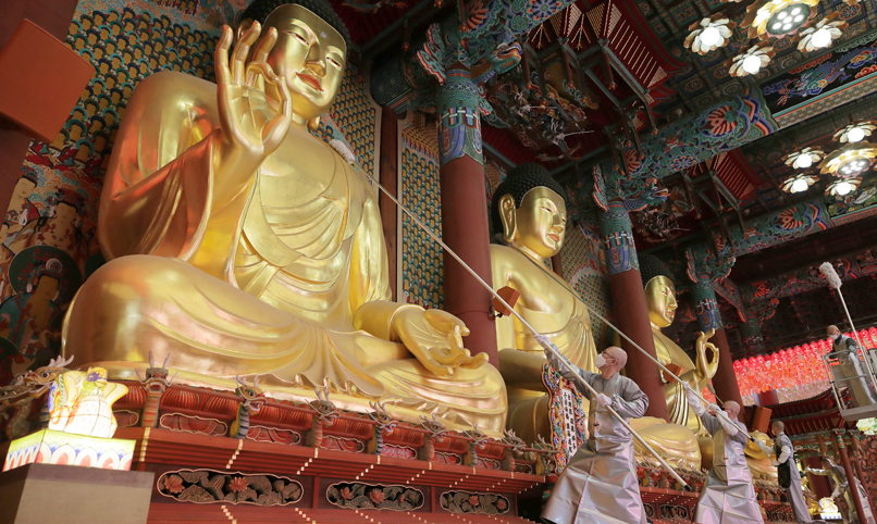 [كوريا في صورة] تنظيف تماثيل بوذا في معبد ’جوغيسا‘ بمناسبة عيد ميلاد بوذا