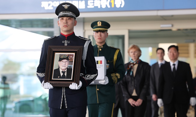 مراسم تكريم رفات أحد محاربي بلجيكا القدامى الذين شاركوا في الحرب الكورية